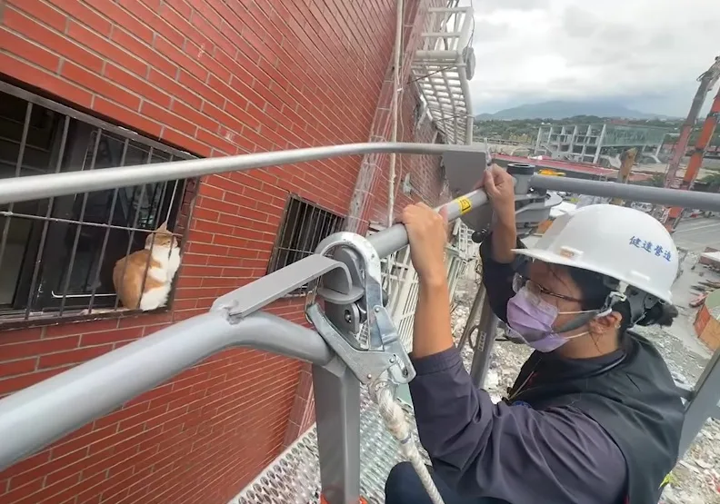 清明連假前，一場芮氏規模7.2的強震撼動全台，衝擊波從震央所在的花蓮傳到全國。圖為天王星大樓受困貓咪被救援的過程。取自臉書@花蓮縣消防局