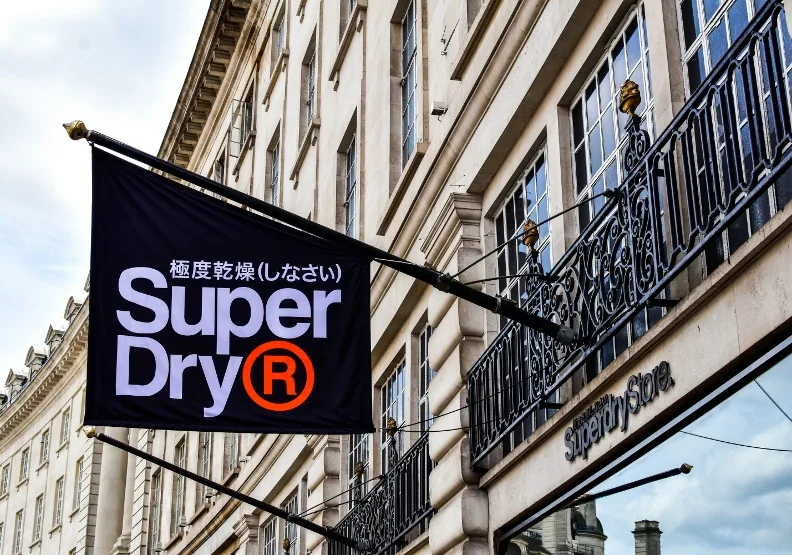 英國潮牌Superdry曾表示，除非公司進行全面重整，否則恐面臨破產。shutterstock