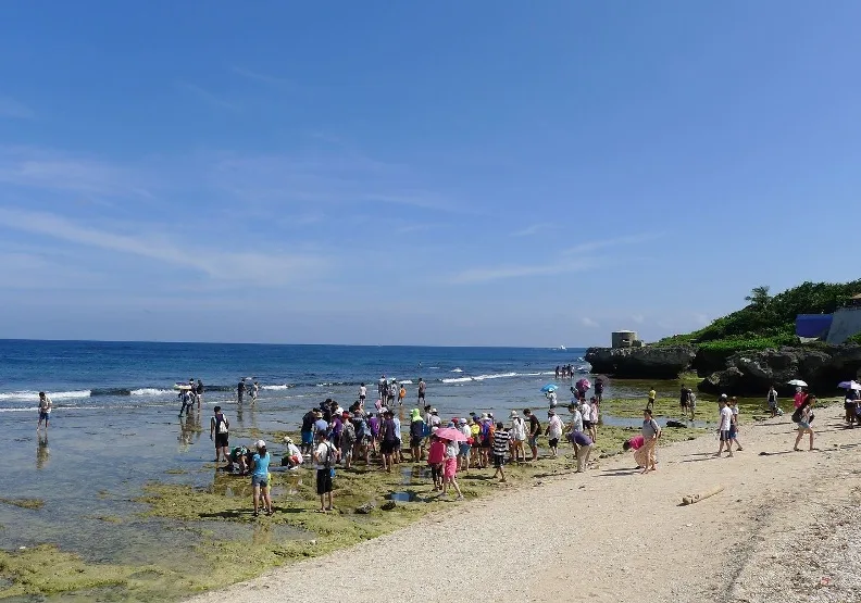 為減輕小琉球旅遊人潮對生態造成的負擔，屏東縣政府列3處潮間帶為保育示範區，自7月1日起收取每名遊客60元海洋保育費。取自屏東縣政府官網