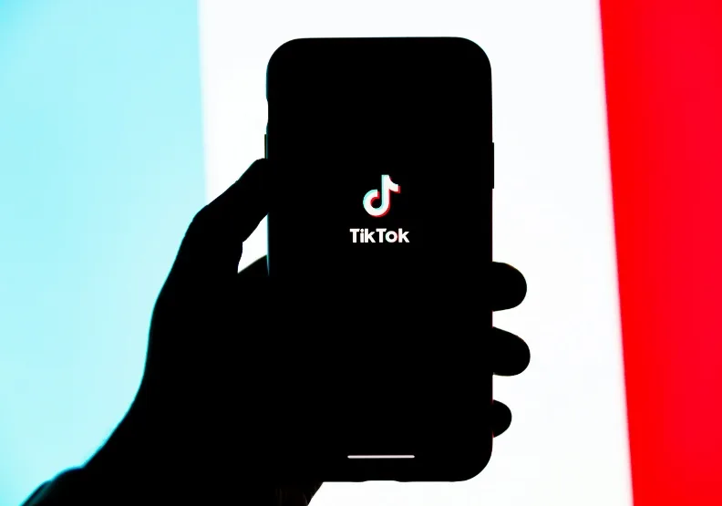 法國TikTok在3月底時，推出新版應用程式「TikTok Lite」。（僅為情境配圖）Unsplash by Solen Feyissa