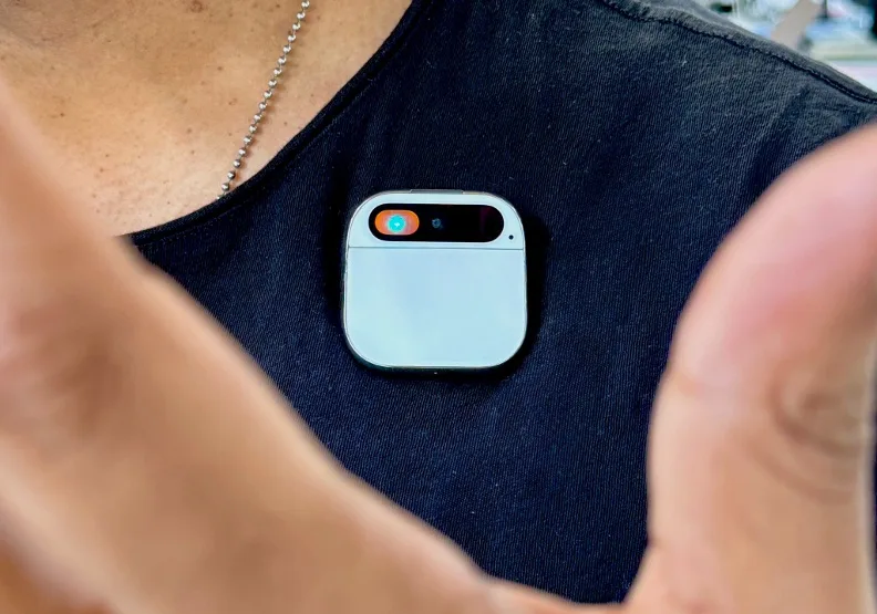 AI Pin 遭外媒批評「令人憤怒的產品」。取自X@Humane