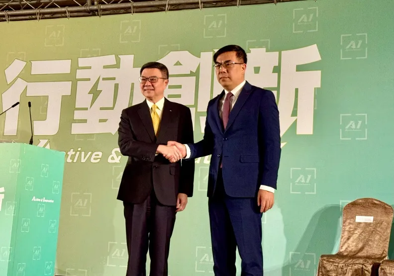 新內閣環境部長人選出現大黑馬，由天氣風險管理公司總經理彭啟明 （右）出任。（左為準閣揆卓榮泰）取自臉書＠彭啟明
