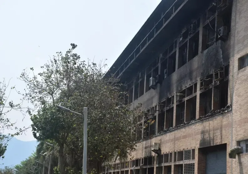 花蓮地震各地災情嚴重，國立東華大學理工一館D棟更失火，延燒近一日才撲滅，建築物被燒得焦黑。取自聯合新聞網，王思慧攝