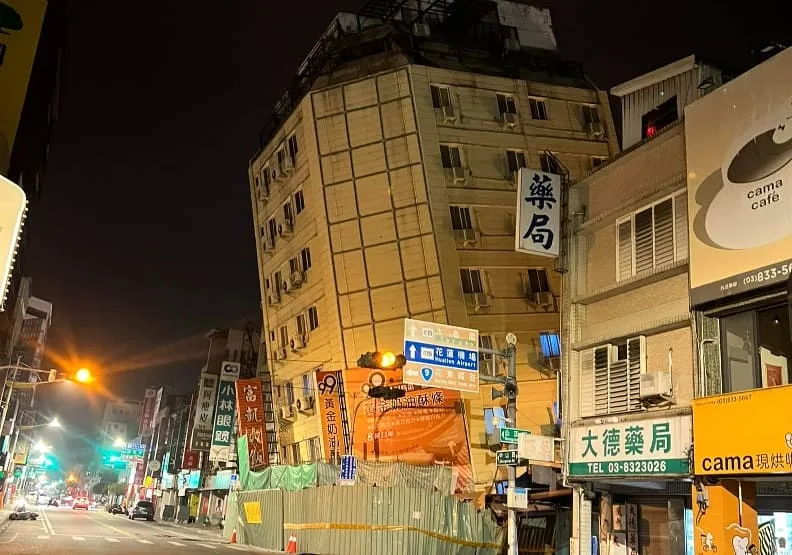 4/23凌晨地震出現在花蓮壽豐，造成市區「富凱大飯店」傾斜，所幸無人員受困傷亡。翻攝自臉書@花蓮同鄉會