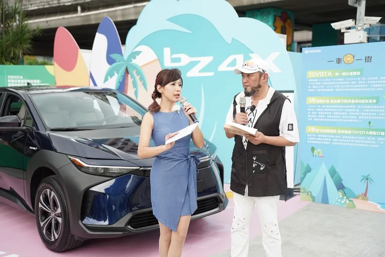 現場由車界女神廖盈婷、車評迺哥為大家導覽TOYOTA首款純電車bZ4X。