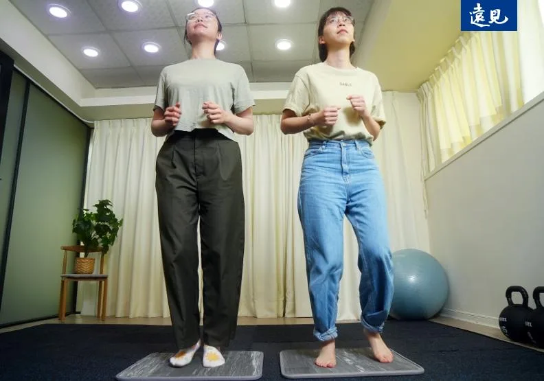 超慢跑超高討論熱度，也反映在相關產品的開發銷售，帶動新一波龐大商機。圖為台灣小眾運動品牌Lotus Fitness開發的「超慢跑墊」。陳之俊攝
