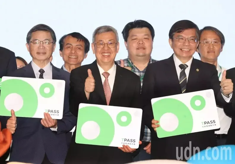 行政院長陳建仁（中）、交通部長王國材（右）、行政院秘書長李孟諺（左）昨天一起出席「TPASS慶週年 乘車金大放送」活動記者會， 三人手持TPASS月票放大版合影，TPASS月票目前已累計約608.9萬