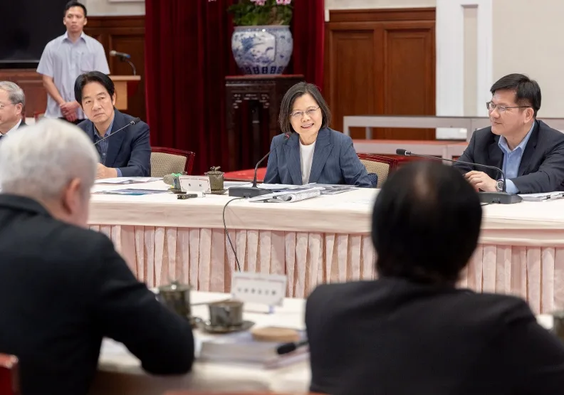蔡英文總統在世界地球日當天接見「全國NGOs環境會議」代表團體。總統府提供