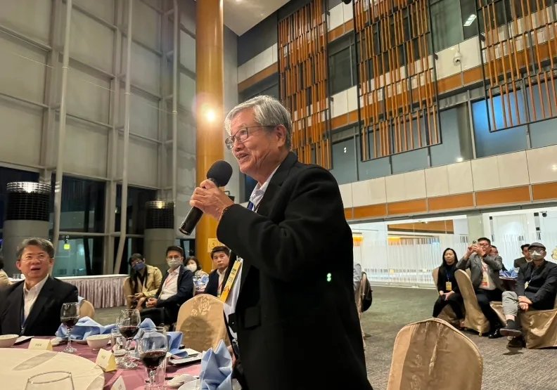 關中集團董事長洪文照，49年前白手起家從油畫貿易開始，如今，關中已成為全球熱源居家產品大廠。關中提供