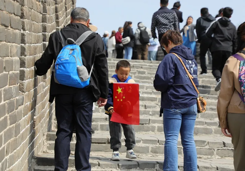 中國將自明年起逐步延後法定退休年齡，較現行制度延遲3至5歲。圖為北京萬里長城的遊客。蘇義傑攝