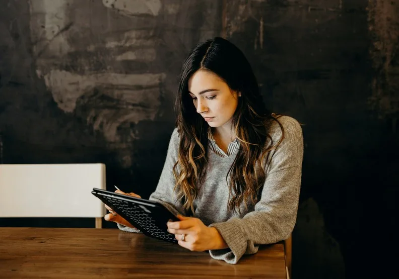 新人在換新工作時，有許多第一印象要特別注意。unsplash