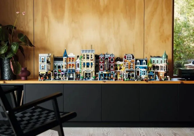 樂高玩家可以將街景系列的模組化建築巧妙融入家中，非常吸引人。LEGO