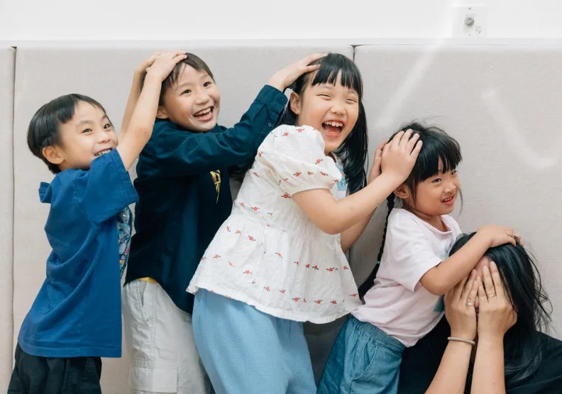 兩廳院延聘具戲劇、幼教經驗的專業師資，帶領孩童在照顧者觀戲期間進行互動遊戲、繪本導讀等相關課程。國家兩廳院提供／蔡耀徵攝