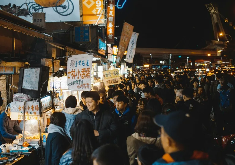 士林夜市曾是全台最知名的觀光夜市，但近幾年，「坑殺遊客」的事件卻屢屢攻占版面。Unsplash by Max Oh 