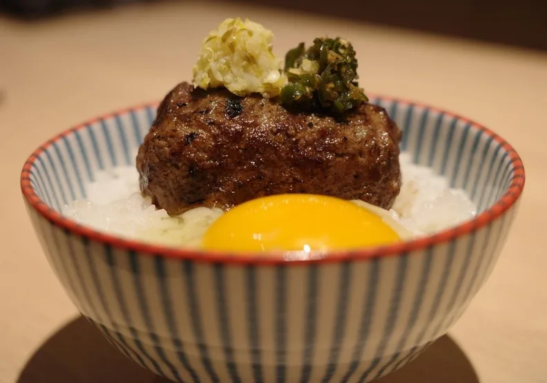看好高階蛋品市場前景，大武山攜手日本伊勢食品株式會社，生產生食級雞蛋，初期已販售至「漢堡排 嘉」。取自臉書＠HamburgYoshi Jinguumae