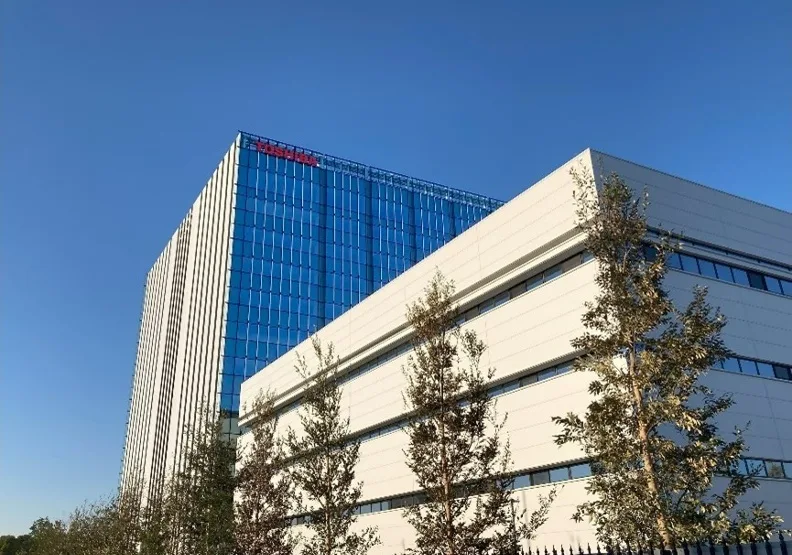 日本東芝公司預計將推動最多削減4000名員工的結構改革。取自Toshiba