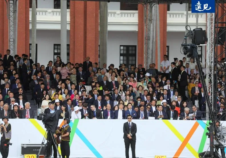 520就職典禮，藍委僅有一人出席，民眾黨則較為踴躍。另，產業界則有台積電創辦人張忠謀與夫人張淑芬一起到場。蘇義傑攝