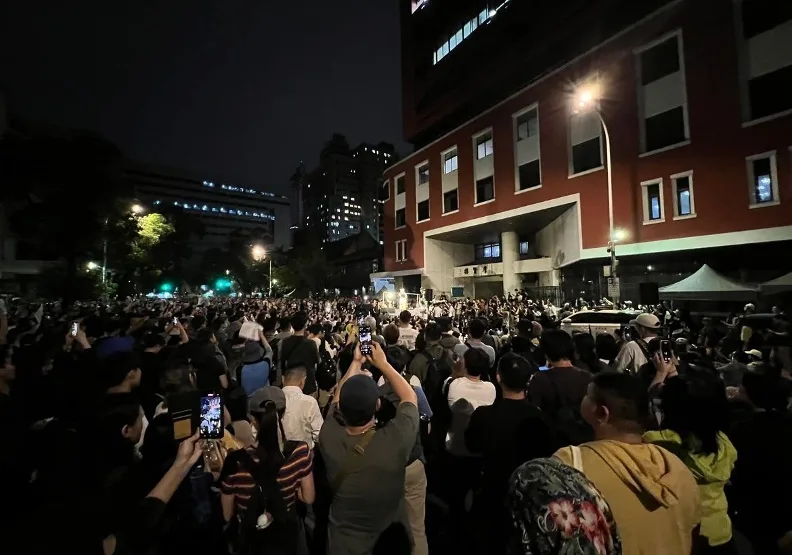 大批民團聚集立法院周圍，反對院內正在進行的國會改革5法。經濟民主連合提供