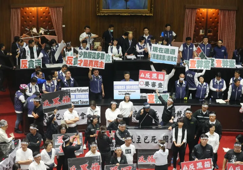 蔣萬安開了藍營第一槍，拋出立法院「應該倒閣」的構想，讓原本相對冷靜的立法院局勢瞬間升溫。蘇義傑攝