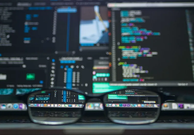 AI輔助下，寫程式不再是特定族群的專利，人人都能用AI Coding的時代到來。取自Pexels