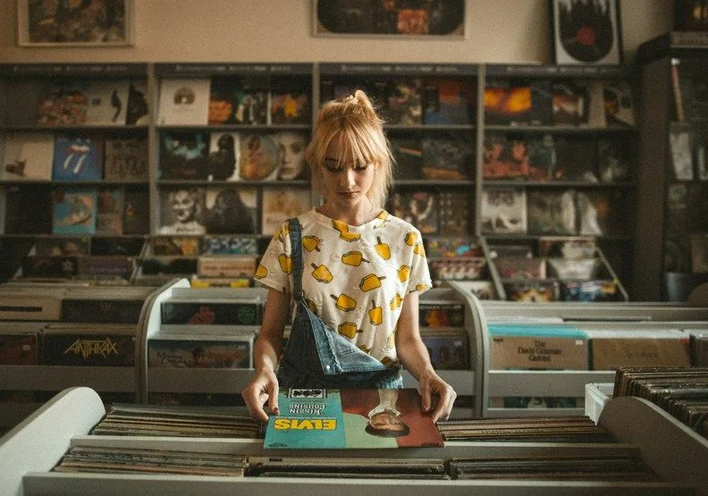唱片行在許多人的心底，是個童年最重要的回憶。unsplash