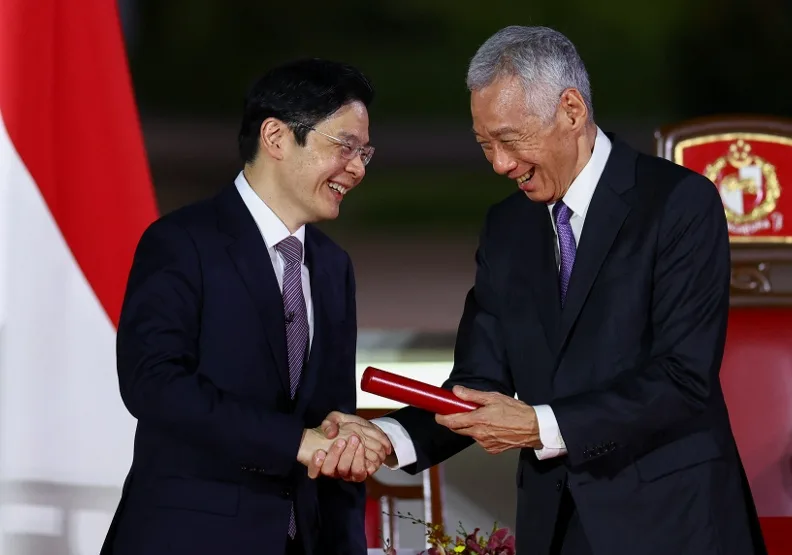 2024年5月15日，新加坡第三任總理李顯龍（右）交棒給黃循財（左）。達志影像