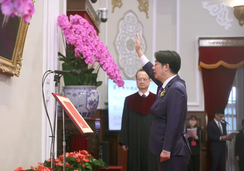 總統賴清德在520就職典禮上，向國父遺像行三鞠躬禮，高舉右手宣誓「余必遵守憲法，盡忠職務」。總統府提供