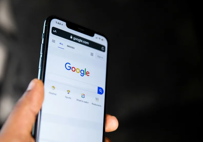 Google將自己變成為資訊的守門人，掌控著向使用者傳遞資訊的途徑。Unsplash by Solen Feyissa