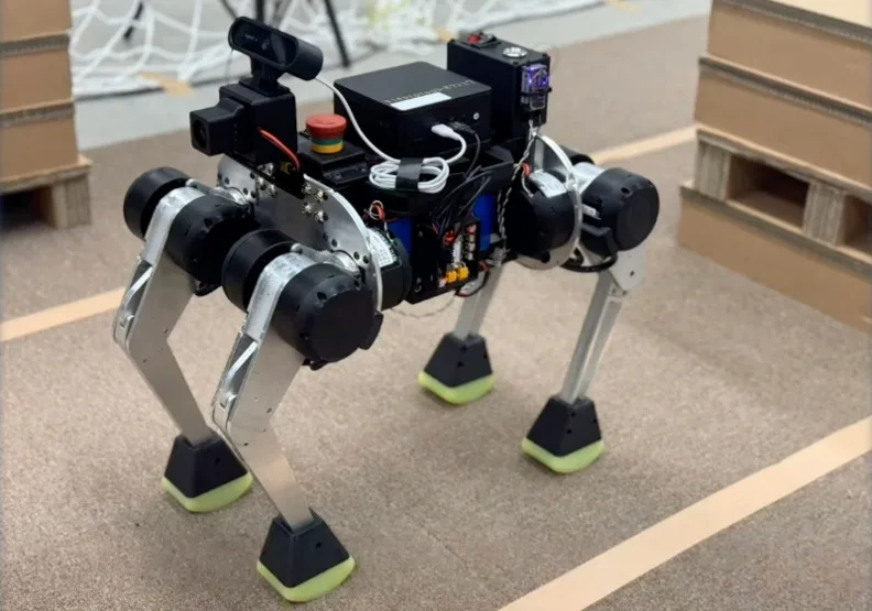 台灣自主研發的AI寵物型機器狗「Oliver」。截自YouTube影片