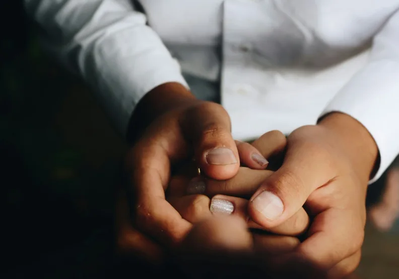 人生幾歲該退休？2位老醫師獻身偏鄉數十年，致力傳承醫療平權。Unsplash by Matheus Ferrero