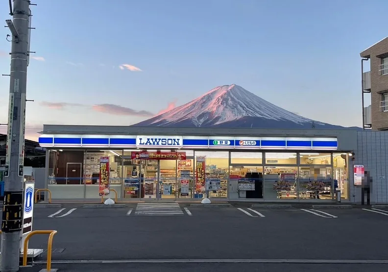 日本富士山前的便利商店，近年來成了遊客熱門的取景景點。圖片來源／allabout