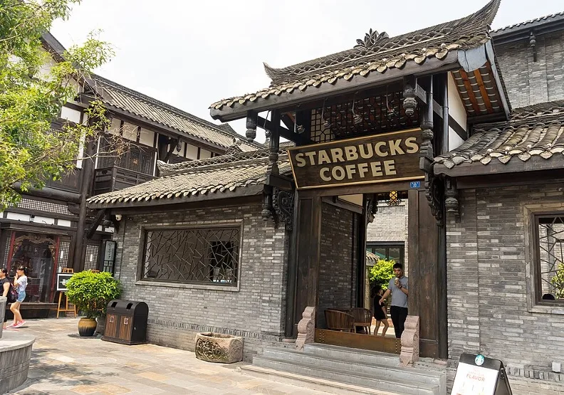 當前中國咖啡價格戰「無人能倖免於難」，星巴克也被迫加入戰局中。圖為中國成都星巴克門市，wikimedia commons by JianEn Yu