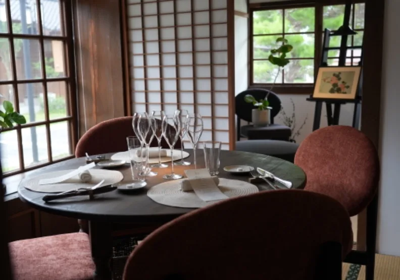 花蓮第一家Fine dining「fūjō」開幕，座落於環境清幽、隱密的「將軍府」日式宿舍群裡。fūjō提供