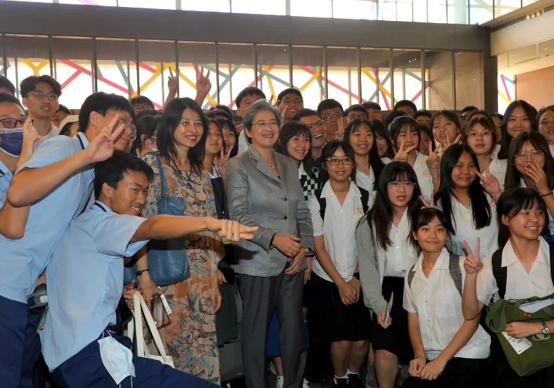 超微董事長暨執行長蘇姿丰（中，灰色西裝者）6月在台南與學生互動開心合影。黃菁慧攝