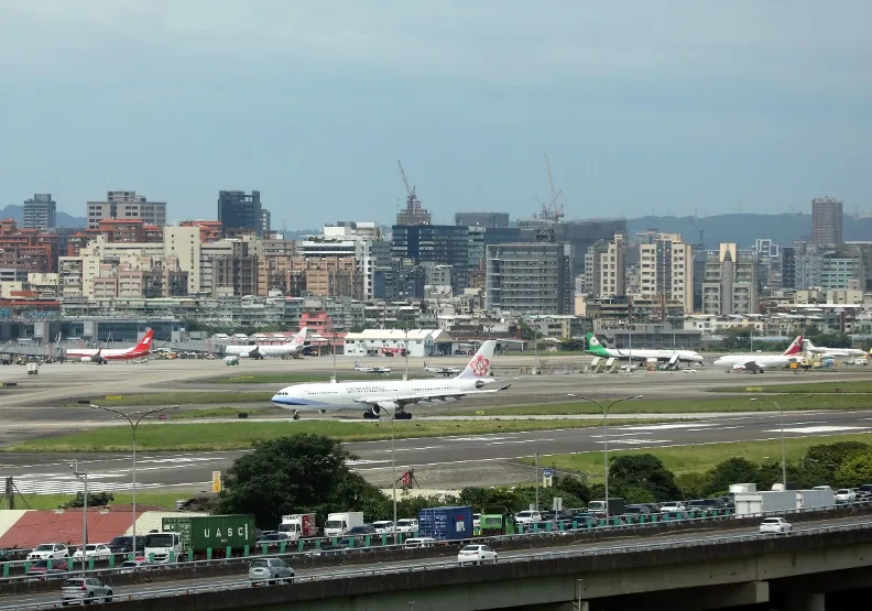 全球飛機製造供應鏈疫後復甦緩慢。圖為松山機場。張智傑攝