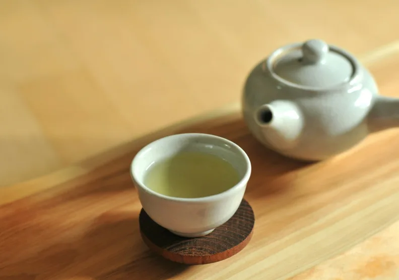 越南台商採集百年古茶樹林，製成令人齒頰留香的古樹茶。僅為情境示意，Unsplash by Na visky