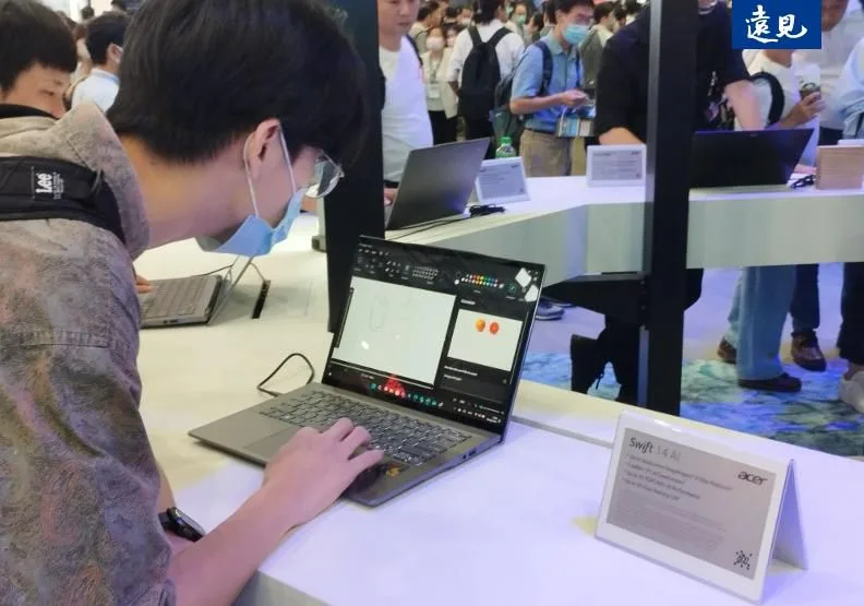今年AI發展將從雲端走向終端，AI PC與AI手機將成為GAI普及的關鍵應用。圖為台北國際電腦展民眾試用AI PC。曾子軒攝
