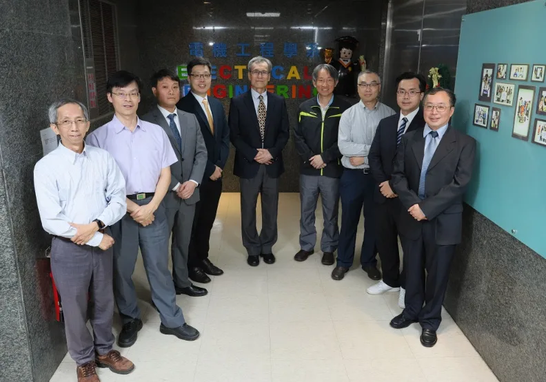 長庚大學電機系主任林炆標（左五）和堅強師資團隊，積極鏈結產業與國際，培養半導體未來人才。