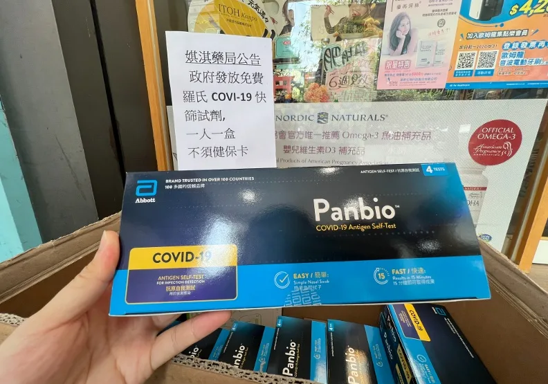 衛福部疾管署將與醫師公會全聯會合作，預計7月起在全台約2000家診所發放300萬劑家用快篩。圖為5月發放的免費快篩。張婉約攝