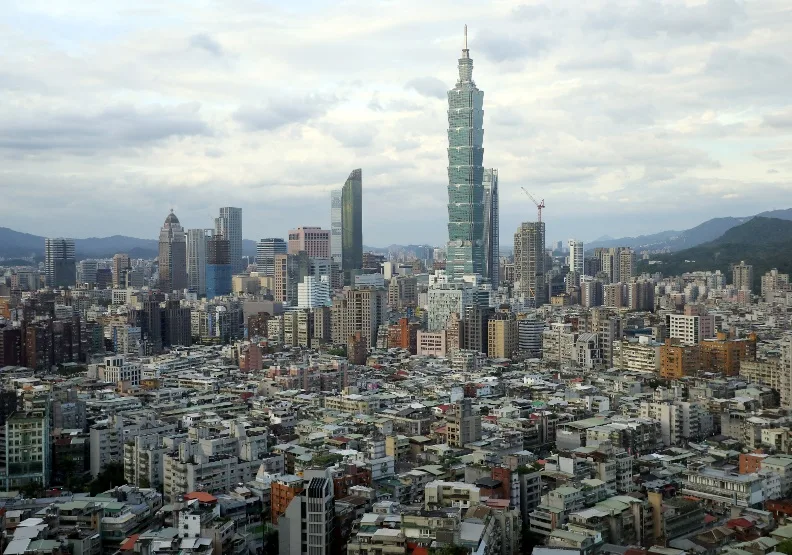 央行打房發酵、銀行貸款風波兩大衝擊，預售買氣冷到谷底。（北市房地產示意圖）張智傑攝