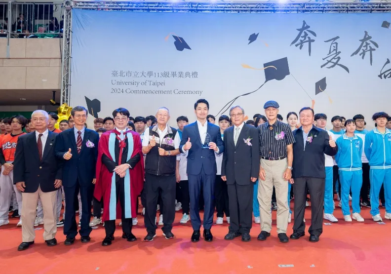 臺北市立大學 113 級畢業典禮蔣萬安市長（前排右四）與邱英浩校長（前排左三）、歷任校長及代表隊選手合影／圖北市大提供。