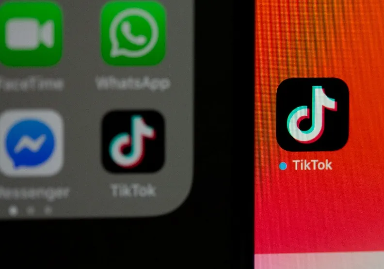 TikTok內購收入在2024年3月創下歷史新高。僅為情境示意，Unsplash by Solen Feyissa