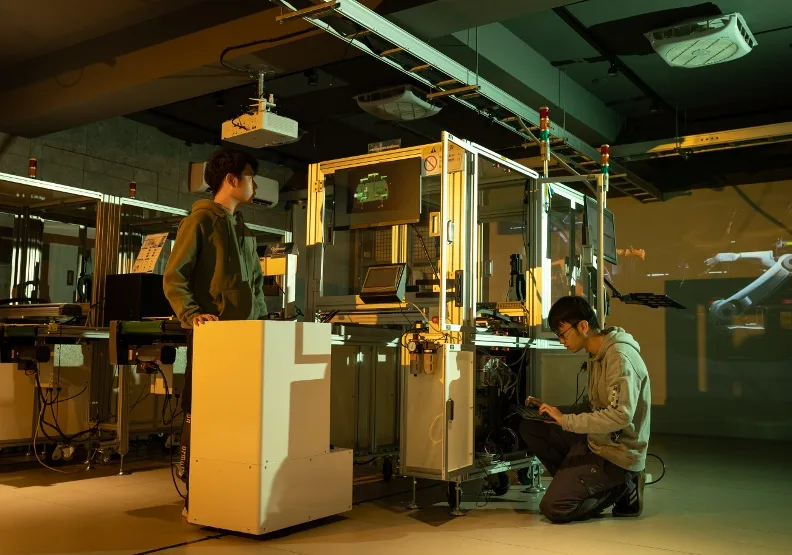 南臺科技大學建置 5G 專網「Smart Factory+ 智慧製造視覺檢測實作工廠」，強化師生與產業接軌的量能（圖／南臺提供）。