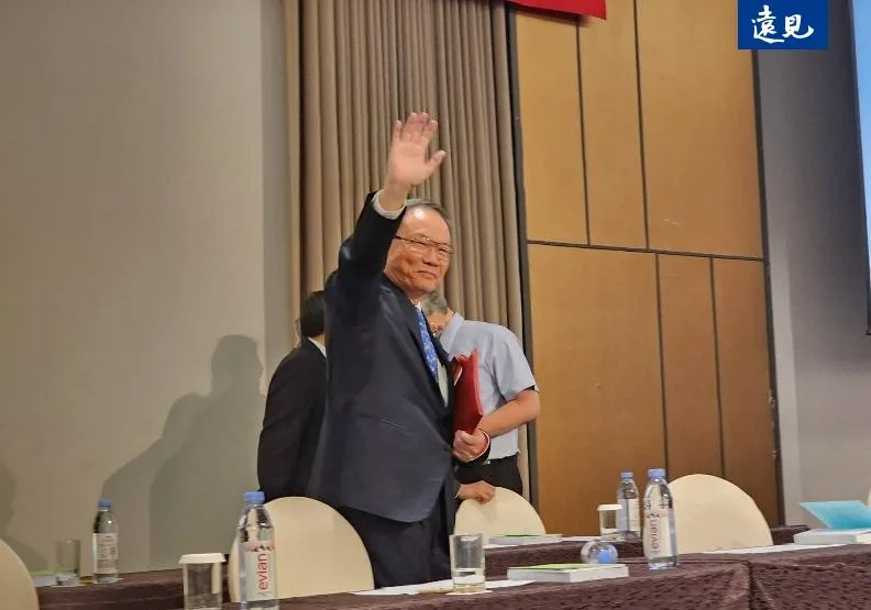 台塑董事長／最高顧問林健男向眾人揮手致意，並說希望大家攜手往前走、明天會更好。魏鑫陽攝