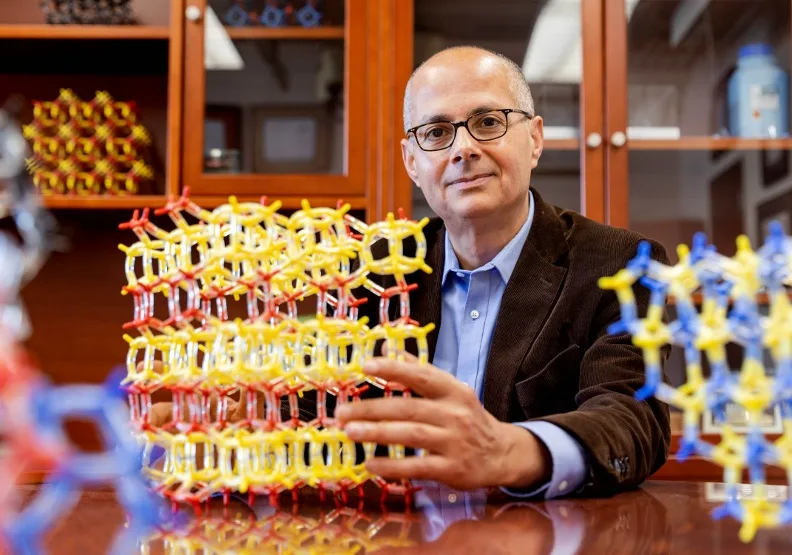美國化學家亞基（Omar M. Yaghi）。唐獎基金會提供