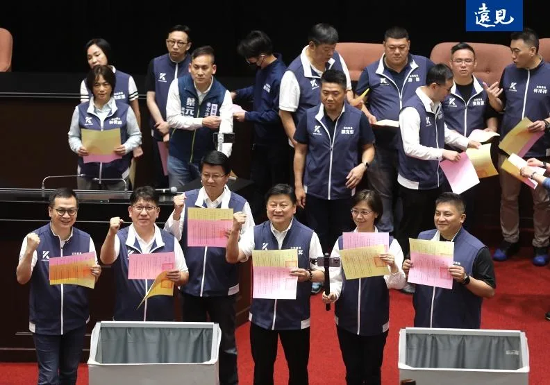 為了確保萬無一失，國會改革法案覆議案投票，在野黨委員都會「亮票」。張智傑攝