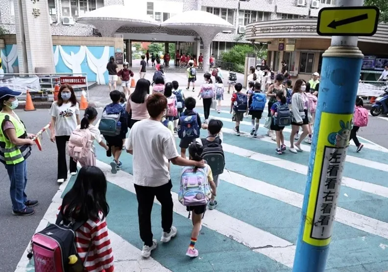 教育部預計118學年國小學生數將跌破百萬，128學年將降至77.9萬人，較102學年減少51.8萬人。取自聯合新聞網