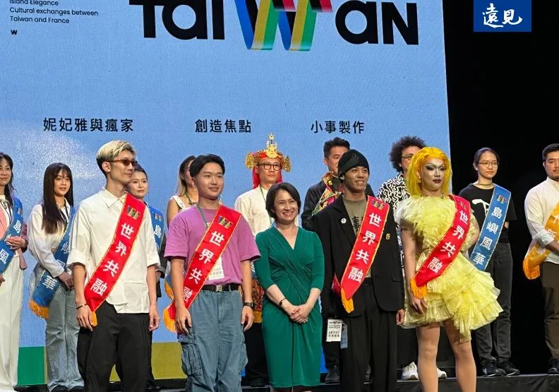 副總統蕭美琴為「文化奧運國家代表隊」頒發五色背帶。李加祈攝