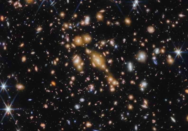 「宇宙寶石弧」星系團SPT-CL J0615−5746。取自X@NASAWebb