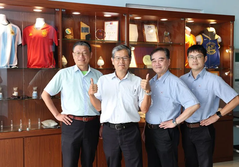 彭清族總經理(左二)率領亞東綠材發展PET再生料，恪守環境永續責任，2022年獲得世界盃足球賽9個國家代表隊的球衣訂單，成功讓世界看見台灣。
